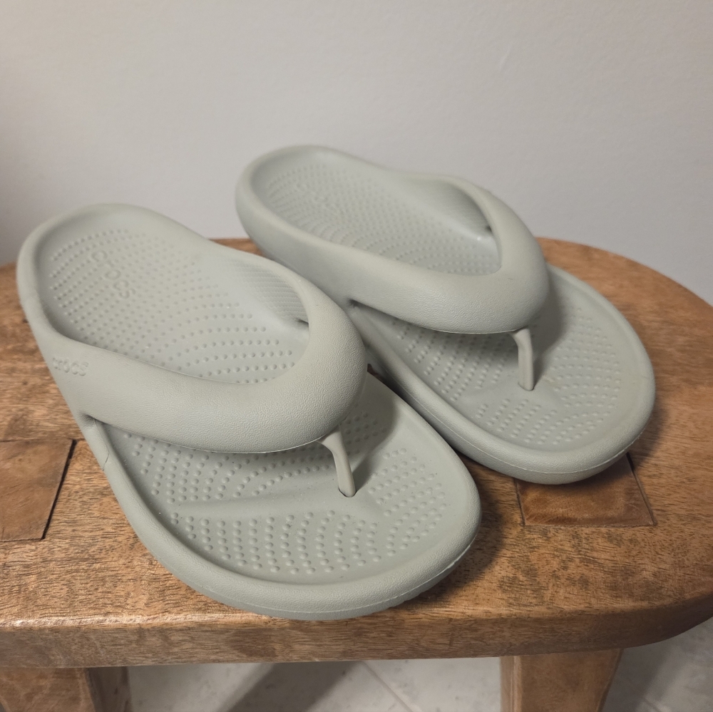 CROCS Mellow Recovery Flip Flop Sandal, Women's 9 / Men's 7, Gray/Green Color
